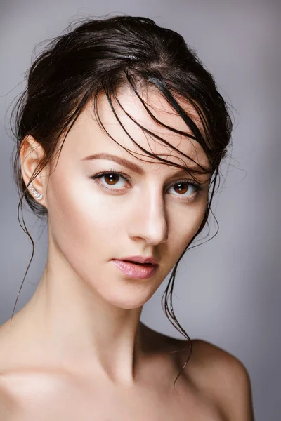 Retrato de una hermosa joven con la cara limpia — Foto de Stock