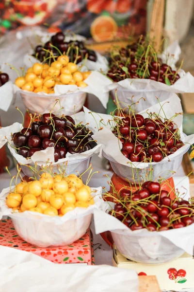 Cherry Berry a piacon számláló — Stock Fotó