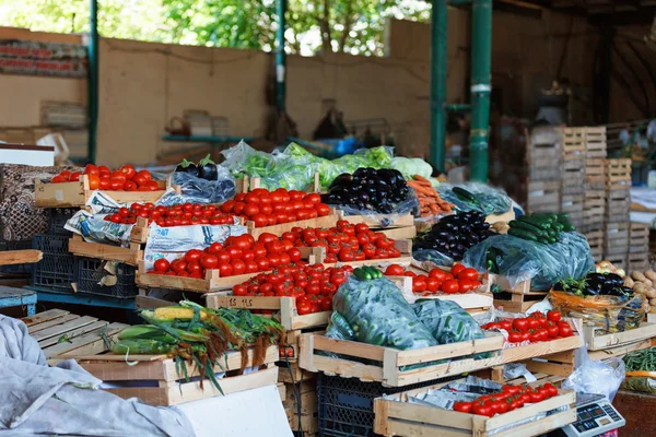 Gyümölcspiac különböző színű friss gyümölcsökkel és zöldségekkel — Stock Fotó
