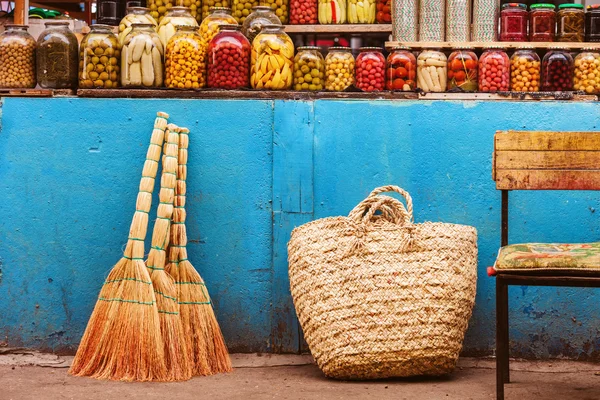 Produtos caseiros enlatados no balcão do antigo mercado do Azerbaijão Baku — Fotografia de Stock