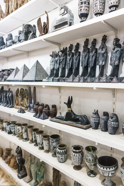 Vaso de alabastro e estatueta na loja de souvenirs egípcia — Fotografia de Stock