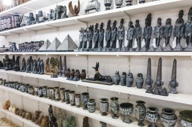 Kaymak gibi vazo ve Mısır Hediyelik eşya dükkanında heykelciği