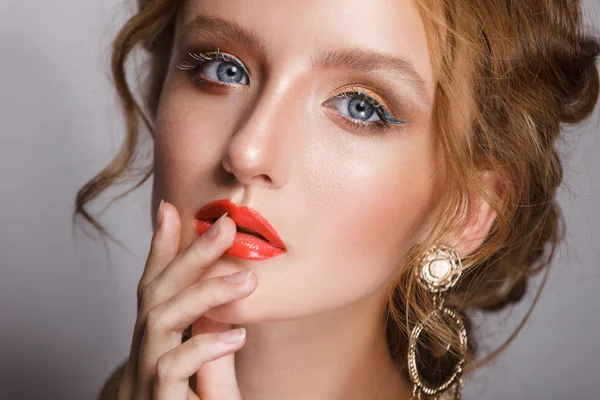 Blond haar schoonheid vrouw portret draagt gouden oor-ringen en ketting — Stockfoto