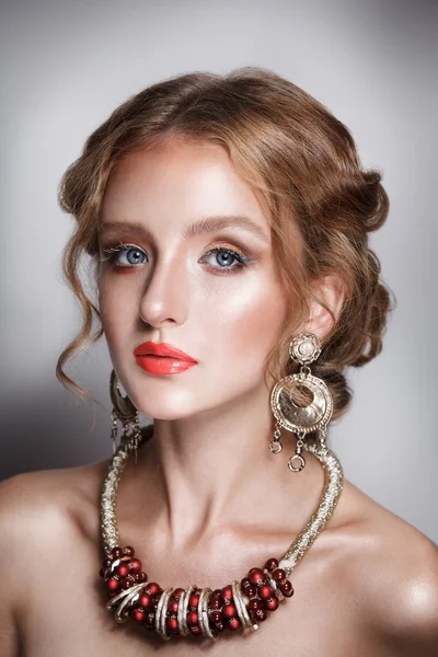 Capelli biondi bellezza donna ritratto indossa orecchini d'oro e collana — Foto Stock