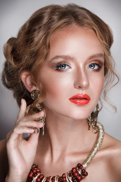 Szőke szépség nő portré hord arany fülbevalót és nyakláncot — Stock Fotó