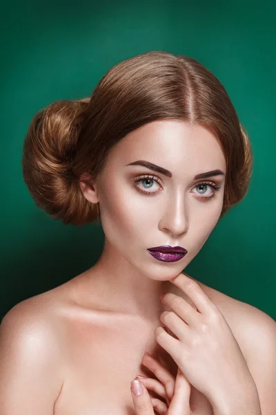 Φαίνεται ελκυστική μυστηριώδη νεαρή γυναίκα με το κουλούρι μαλλιά διπλό στο hairstyle πριγκίπισσα Leia στην κάμερα — Φωτογραφία Αρχείου