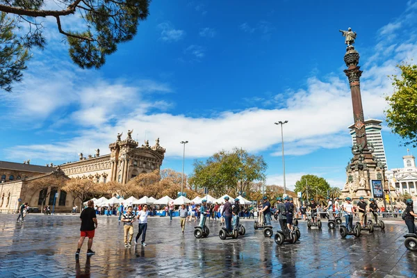 Barcelona, Spanien - 17 April 2016: Staty av Christopher Columbus pekar Amerika — Stockfoto