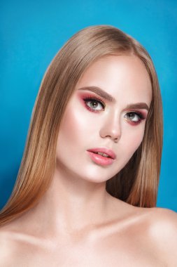 Güzel sarışın kadın ile uzun, sağlıklı, düz ve parlak saçlar. Gevşek saç modeli