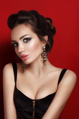 siyah korse genç esmer kadın Güzellik Portresi