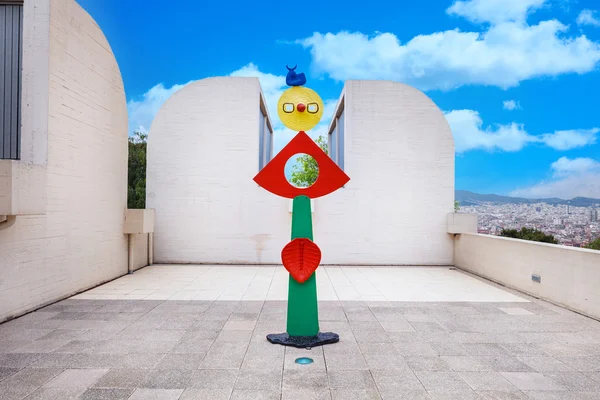 Barcelona, ESPAÑA - 22 de abril de 2016: escultura en Fundación Fundacio Museo Joan Miro de arte moderno — Foto de Stock