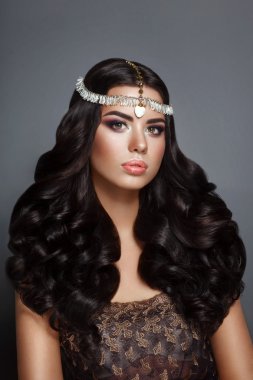 Glamour güzellik kadın esmer güzel parlak gourgeous ile mükemmel kıvırcık saç ve makyaj