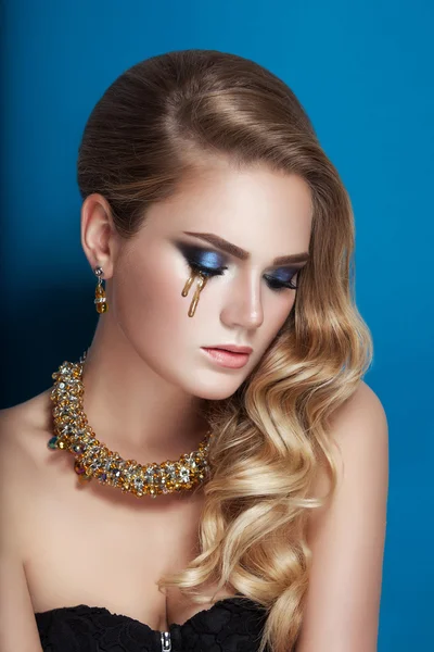 Portret van de schoonheid van blonde haren Hollywood perfecte krullen stijl dame gouden scheur make-up — Stockfoto