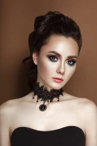 High Fashion schoonheid Model meisje met verzamelde brunette haar zwarte korset en lace ketting — Stockfoto