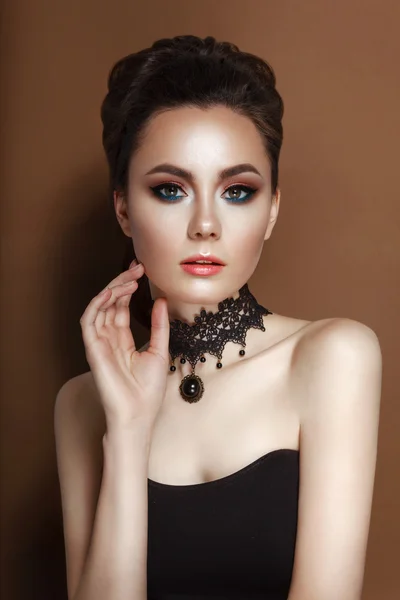 High Fashion Beauty Model Girl com cabelo morena colecionado espartilho preto e colar de renda — Fotografia de Stock