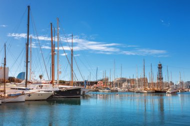 Barcelona, İspanya - 17 Nisan 2016: Port Vell Marine yalan birçok yatlar
