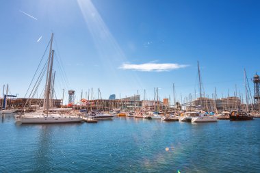 Barcelona, İspanya - 17 Nisan 2016: Port Vell Marine yalan birçok yatlar