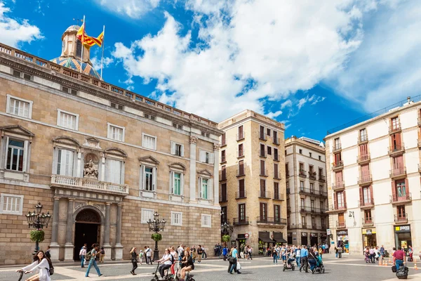 Barcelona, Spanien - 17 April 2016: stadshuset på Placa de Sant Jaume. Palau Palace Generalitat — Stockfoto