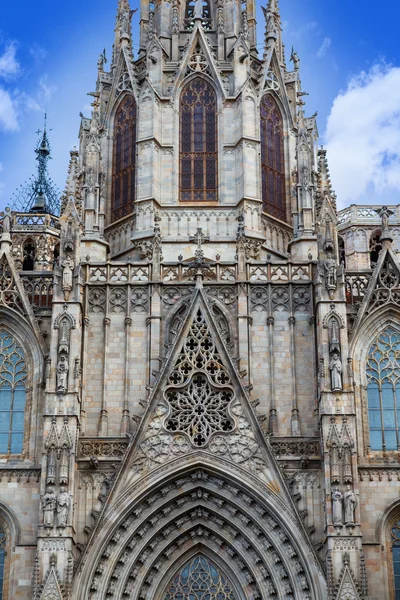 Catedral de Barcelona está dedicada a la Santa Cruz y Santa Eulalia, patrona de en Cataluña, España — Foto de Stock