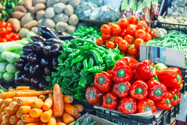Friss, érett zöldségek a piaci polcokon — Stock Fotó