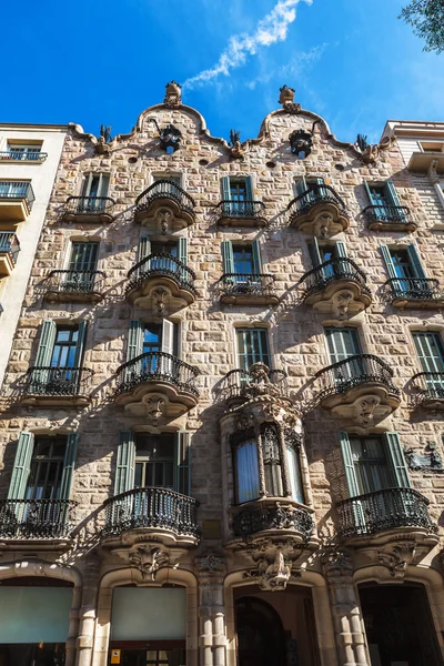 Barcelona, España - 18 de abril de 2016: Fachada Casa Calvet, diseñada por Antonio Gaudí — Foto de Stock