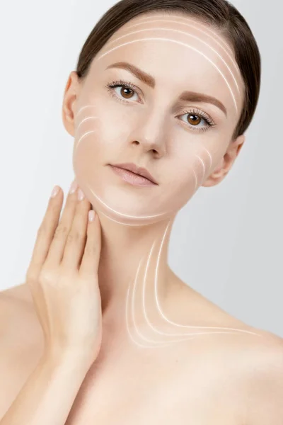 Mujer Aplicando Suero Antiarrugas Cara Piel Cabello Castaño Recogido Una — Foto de Stock