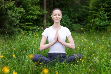 Pratik Yoga bir ormanda genç kız