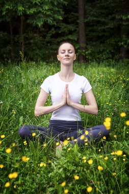 Pratik Yoga bir ormanda genç kız