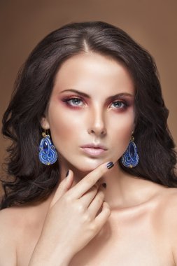 Siyah saçlı güzellik kadın portre