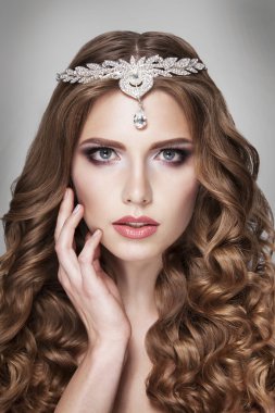 Sarışın, güzel kadın portresi