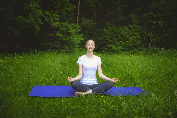 Giovane bella donna che fa meditazione yoga nella foresta all'aperto — Foto Stock