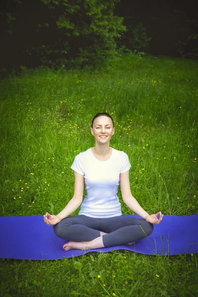 Giovane bella donna che fa meditazione yoga nella foresta all'aperto — Foto Stock