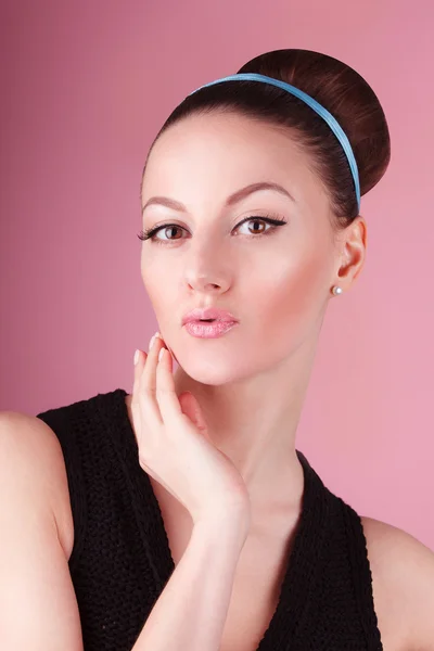 Portrait de jeune belle fille fraîche mince avec maquillage propre et chignon de cheveux — Photo