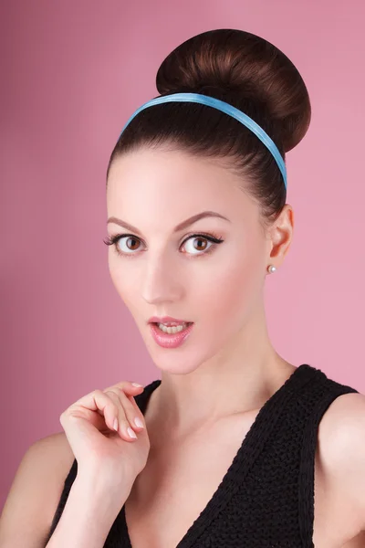 Porträt einer jungen schönen, schlanken Frau mit sauberem Make-up und Haarbüschel — Stockfoto