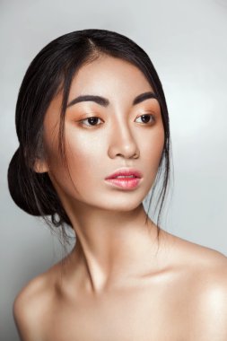 Güzel Asyalı genç ve ihale kadın 