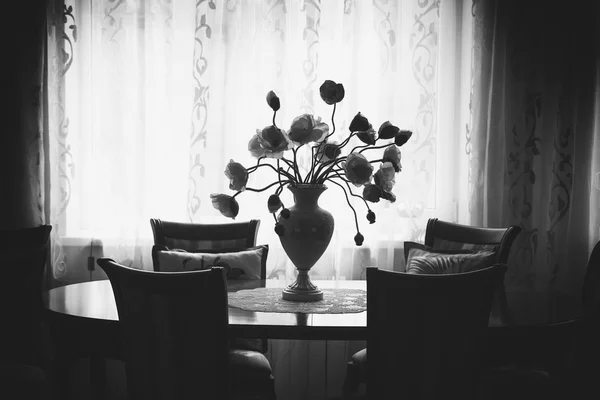 Klassieke interieur eetkamer met vaas en tafel — Stockfoto