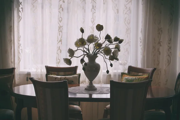 Klassieke interieur eetkamer met vaas en tafel — Stockfoto