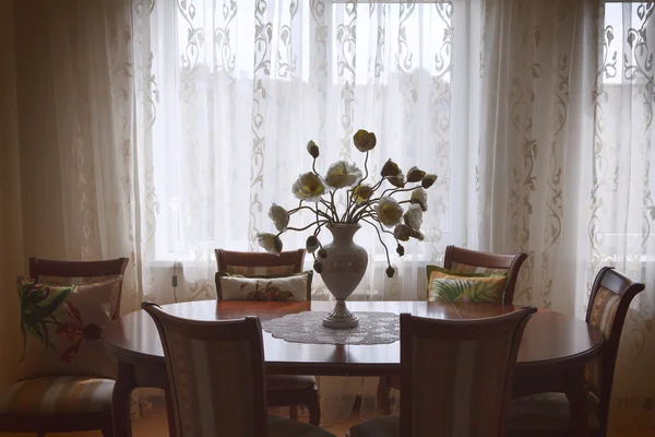 Klassieke interieur eetkamer met vaas en tafel — Stockfoto