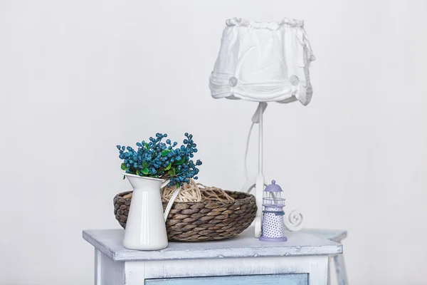 Классический интерьер столовой с вазой и столом — стоковое фото