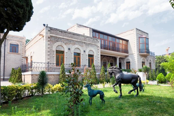 Baku, Azerbejdżan - 17 czerwca 2015 r.: ogród z Villa Petrolea — Zdjęcie stockowe