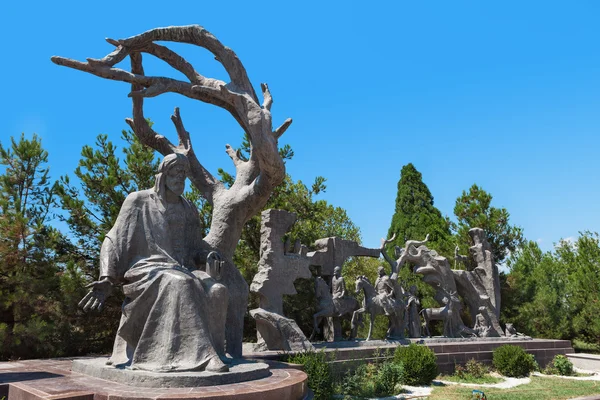 Gyanja, Azerbaiyán - 20 de julio de 2015: Escultura del poema Nizami, mausoleo en Gence — Foto de Stock