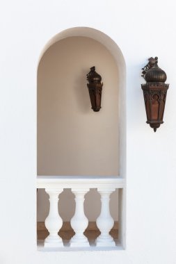 beyaz duvar otel giriş alanı