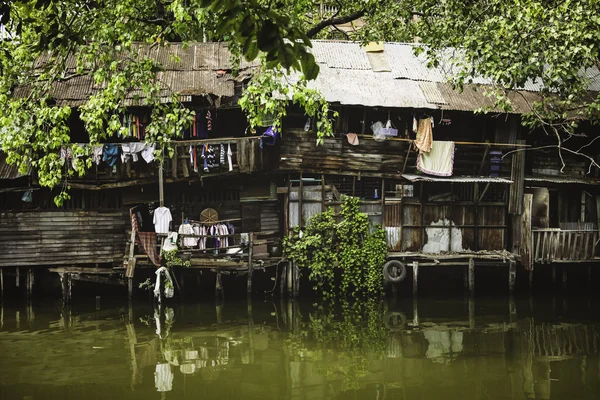 BANGKOK-TAILANDIA-ENE 18: Barrios de río en el río Chao Phraya el 18 de enero de 2014 Bangkok Tailandia — Foto de Stock