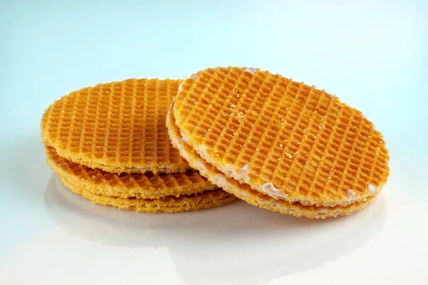 Goldene Leckere Runde Waffeln Auf Hellblauem Hintergrund — Stockfoto