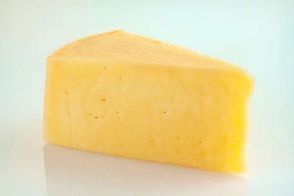 Kousek Čerstvého Sýra Modrém Pozadí — Stock fotografie