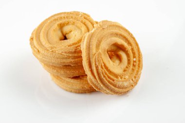 Arka planda dört taze tereyağlı kurabiye.