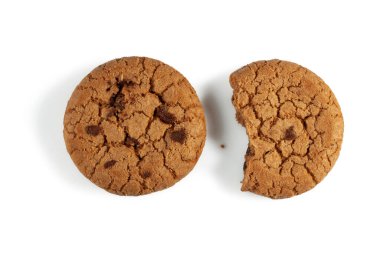 Beyaz arka planda çikolata parçalı kurabiyeler