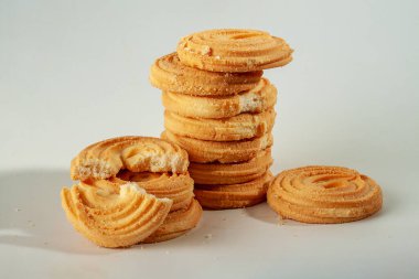 Gri arka planda lezzetli ve ağız sulandıran tereyağlı kurabiyeler.