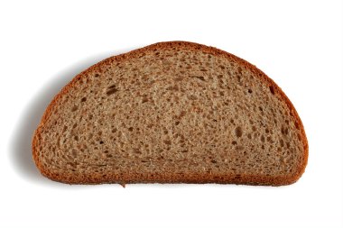 Beyaz arka planda taze bir dilim çavdar ekmeği.