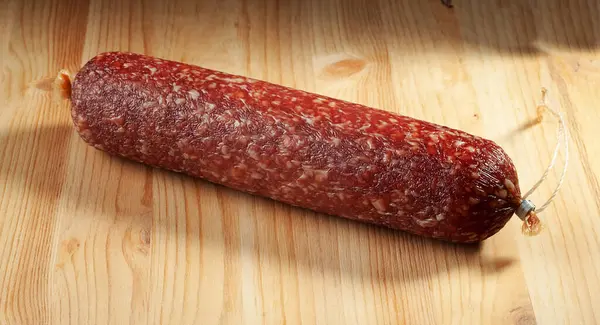 Salsiccia Affumicata Tavolo Pino Legno — Foto Stock