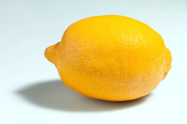 淡绿色底色的成熟多汁柠檬 — 图库照片